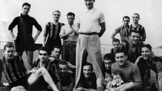 Erni Erbstein entouré de ses joueurs de la Lucchese lors de la saison 1936/37 (©Wikipedia)