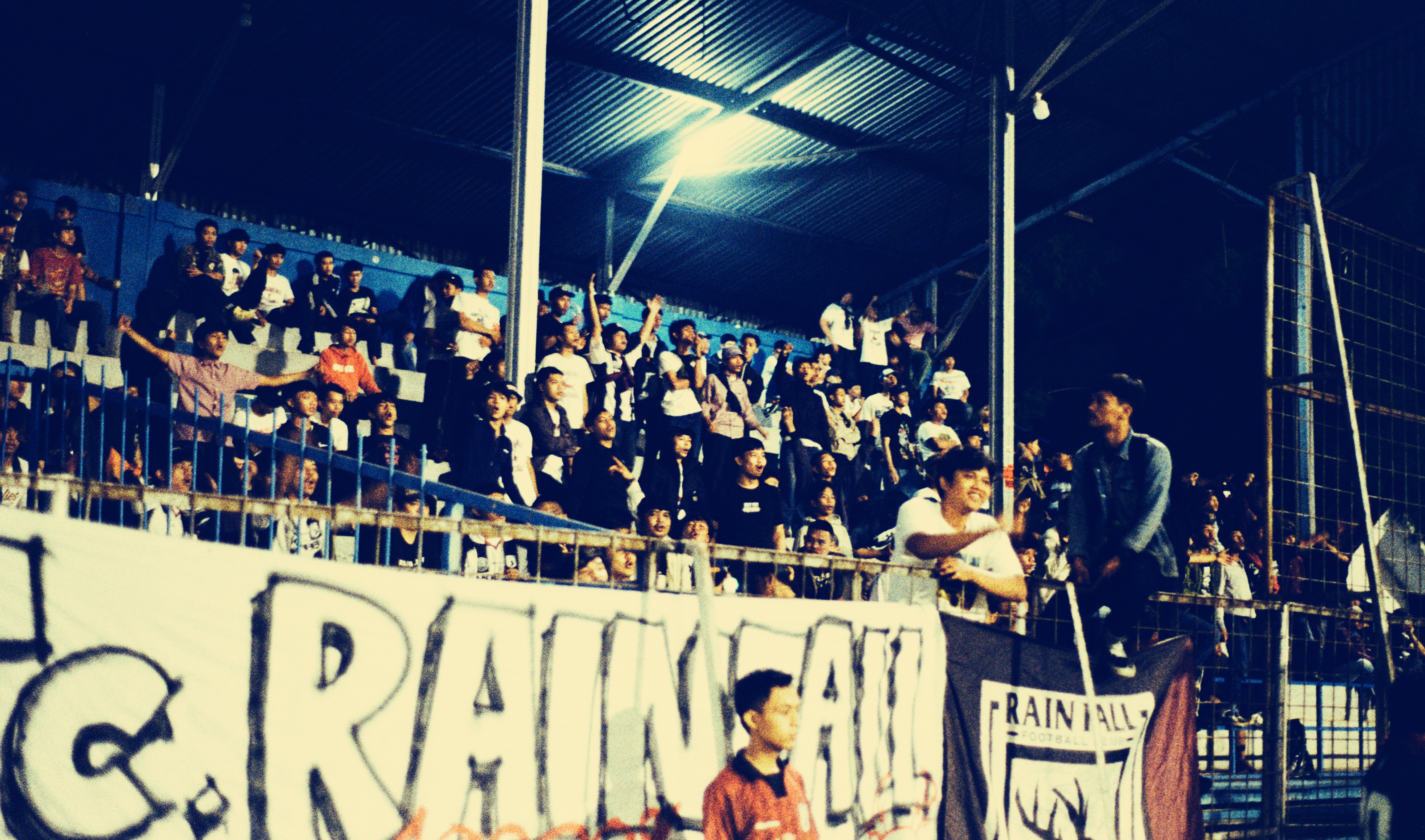 Indonésie: le FC Rainfall utilise le terrain de football comme un terrain de lutte